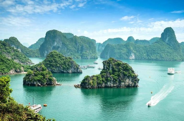 Boats on Ha Long Bay